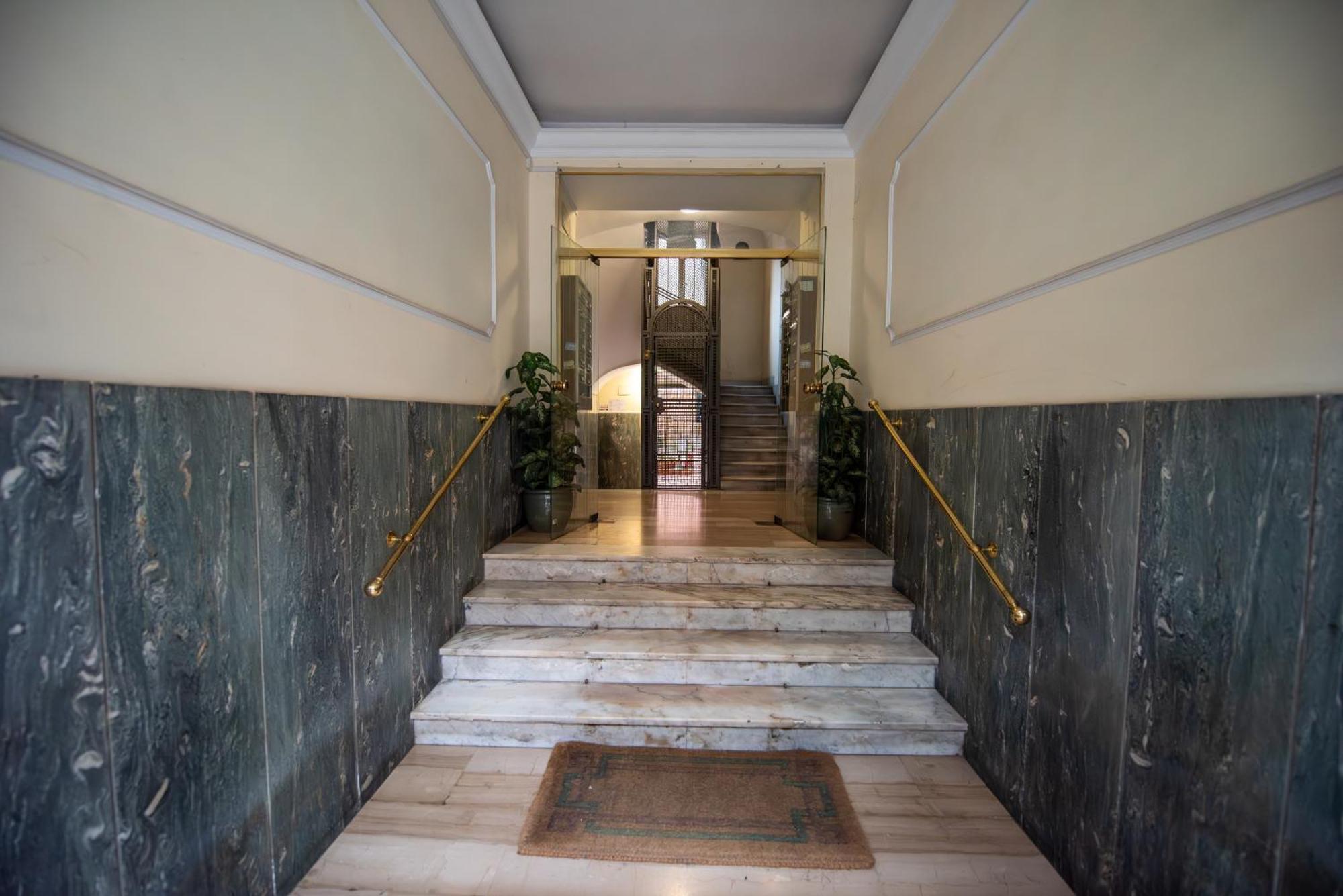 Benny Gold - Elegant Apartment Right Next To The Metro — Photos 3